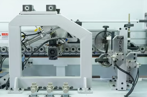 Automatische Kantenanleimmaschine mit Vorfräsung, Eckfräsung und Nutenfräsung
