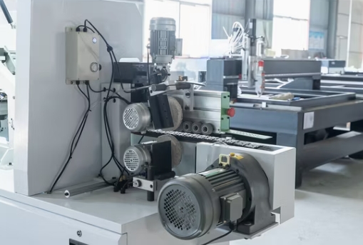 Automatische Kantenanleimmaschine mit Vorfräsung, Eckfräsung und Nutenfräsung