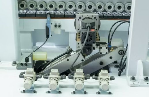 Automatische Kantenanleimmaschine mit Vorfräsung, Eckfräsung und Nutenfräsung